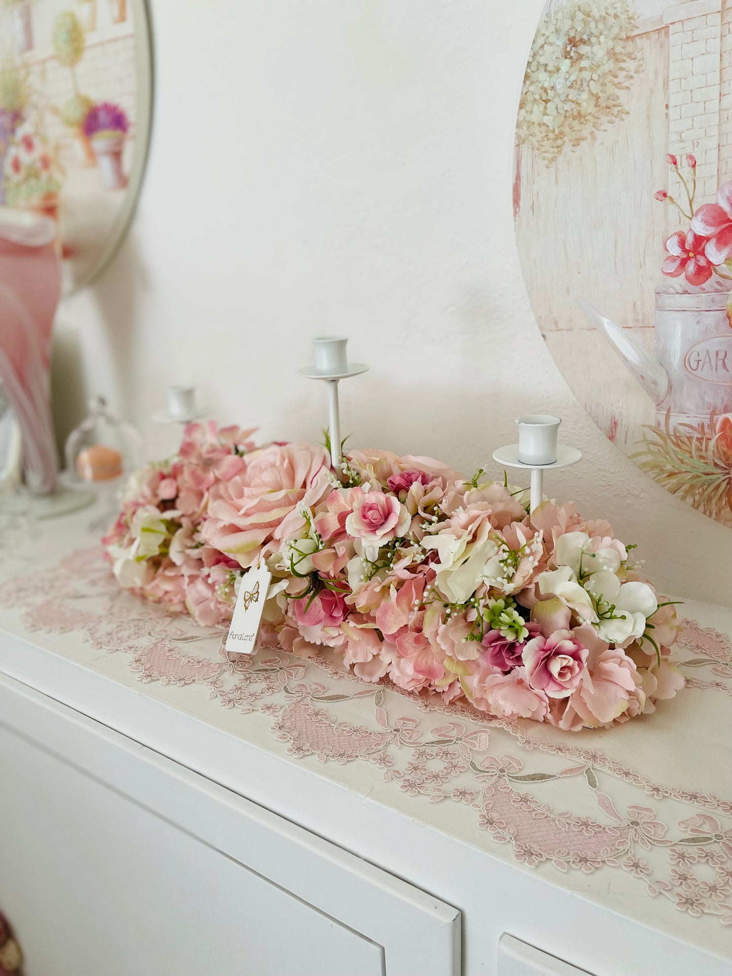 Centrotavola portacandele con fiori rosa e bianchi | Fiori di Lena,