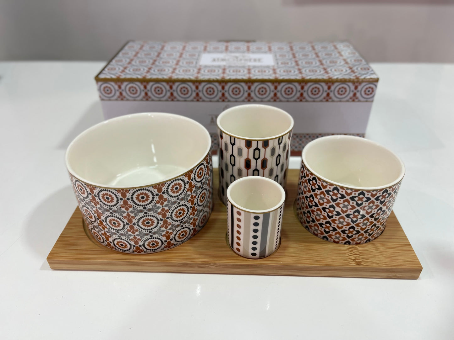 Set Aperitivo in Ceramica con Vassoio in Bamboo - Collezione Geoethnic di Easy Life
