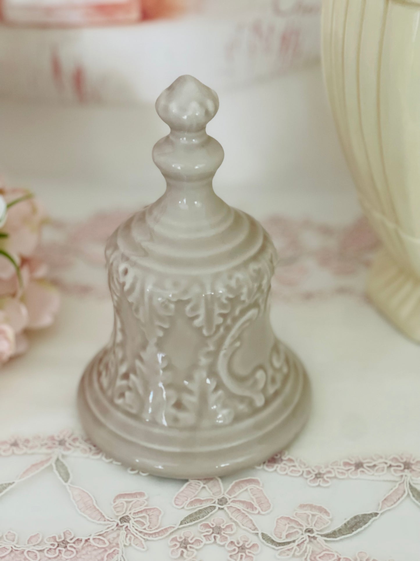 Campanella decorativa in ceramica tortora con decoro a rilievo – EGO
