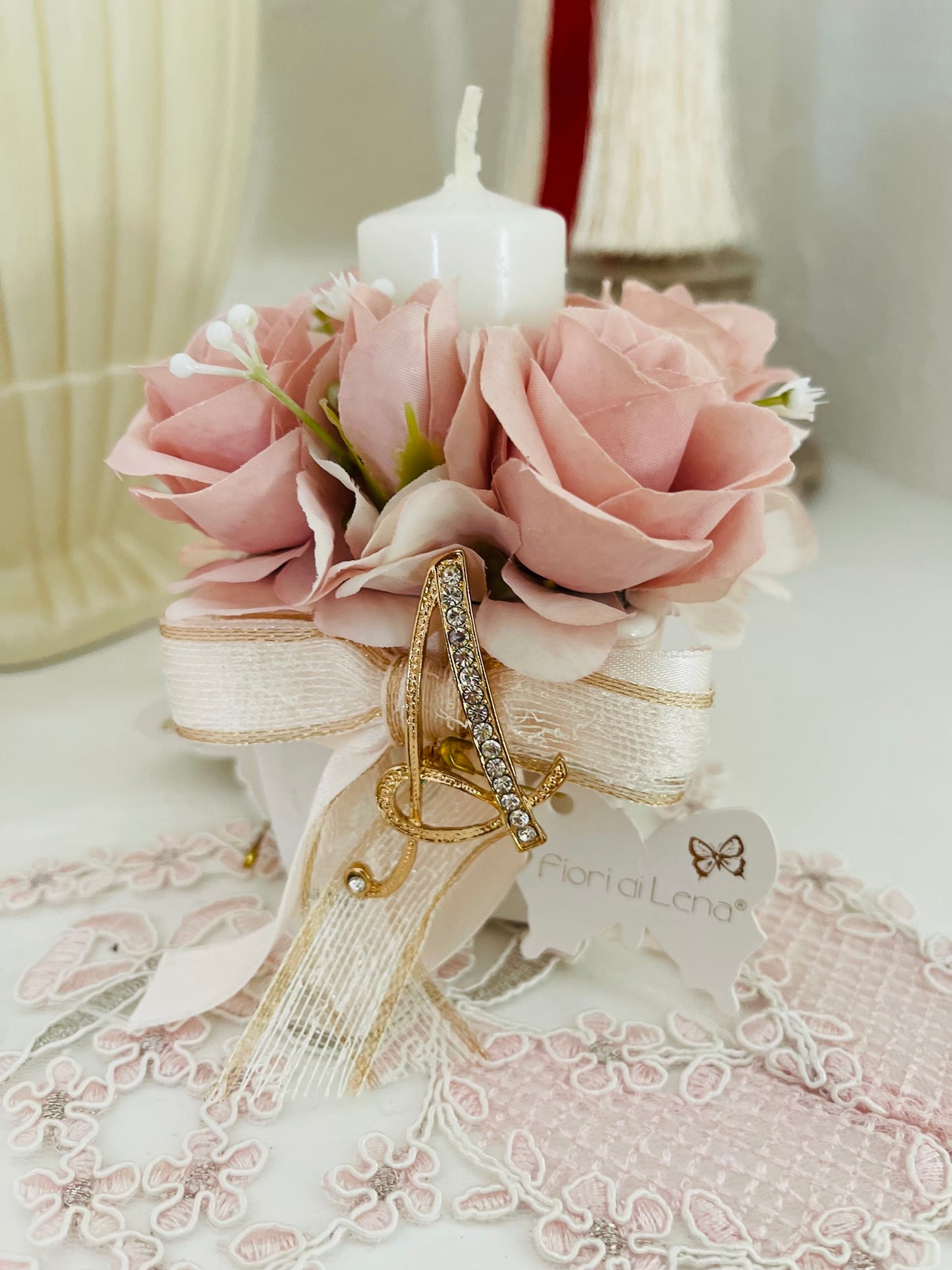 Candela decorativa con rose rosa e spilla lettera A rimovibile – Fiori di Lena