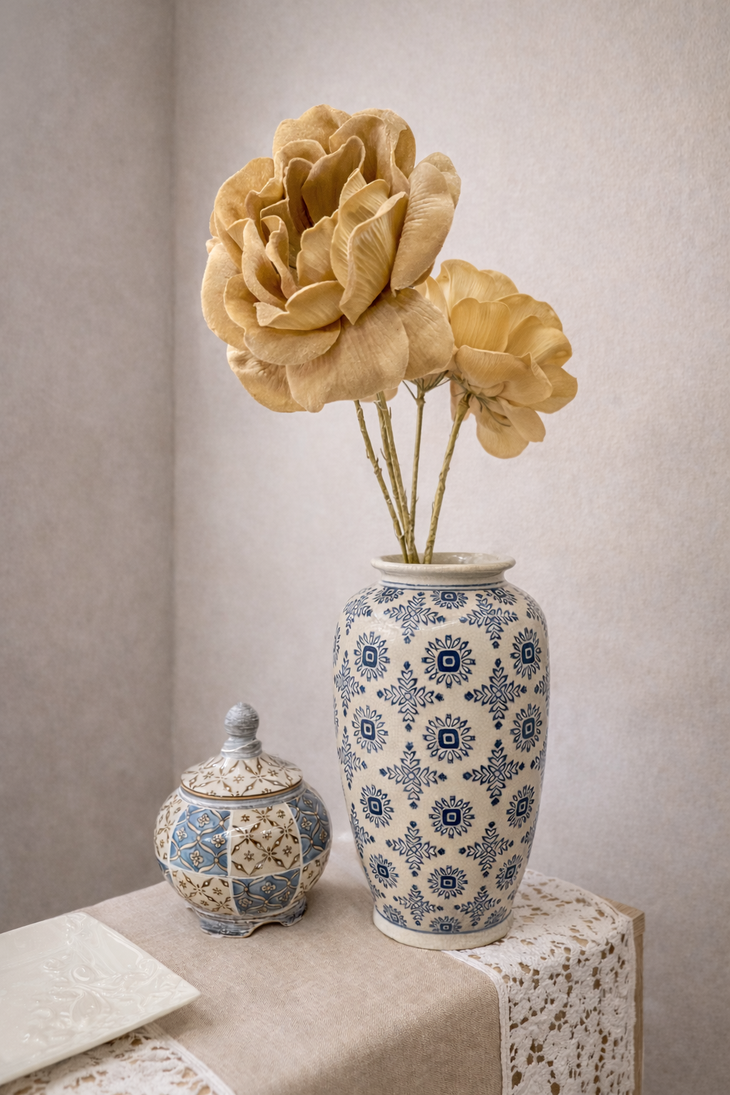 Vaso portaoggetti con coperchio in ceramica decorata bianco e blu | EGO