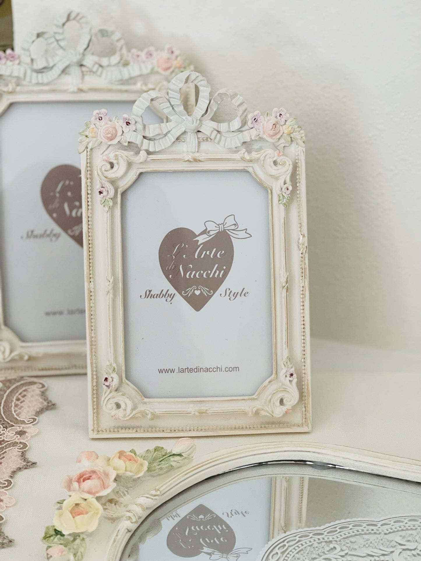 Portafoto shabby chic in resina con fiocco e fiori dipinti a mano | L'Arte di Nacchi