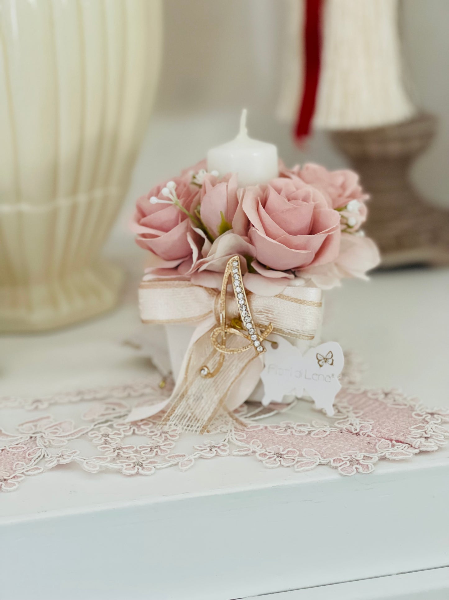 Candela decorativa con rose rosa e spilla lettera A rimovibile – Fiori di Lena