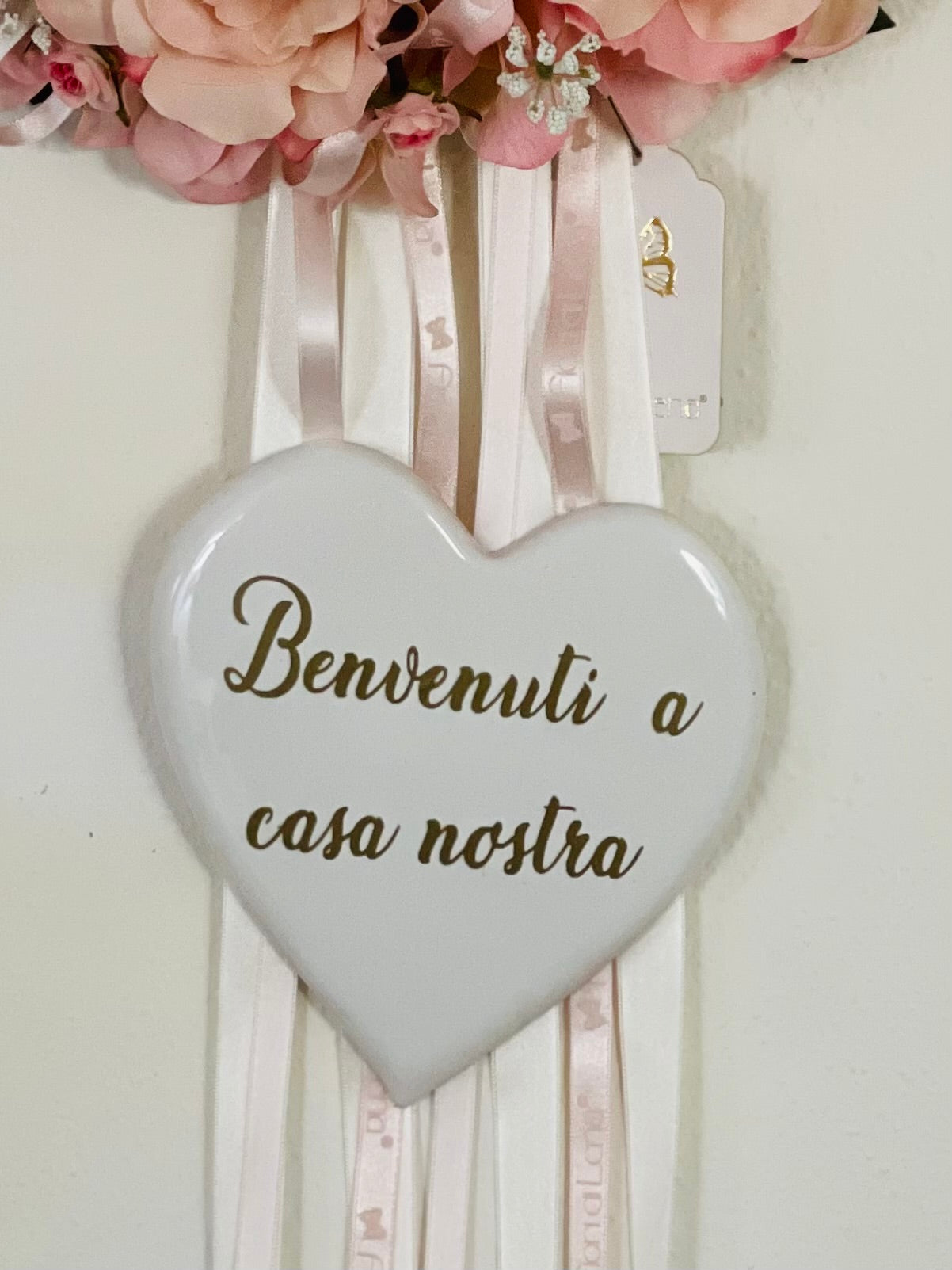 Fuoriporta floreale con cuore in ceramica “Benvenuti a casa nostra” | Fiori di Lena