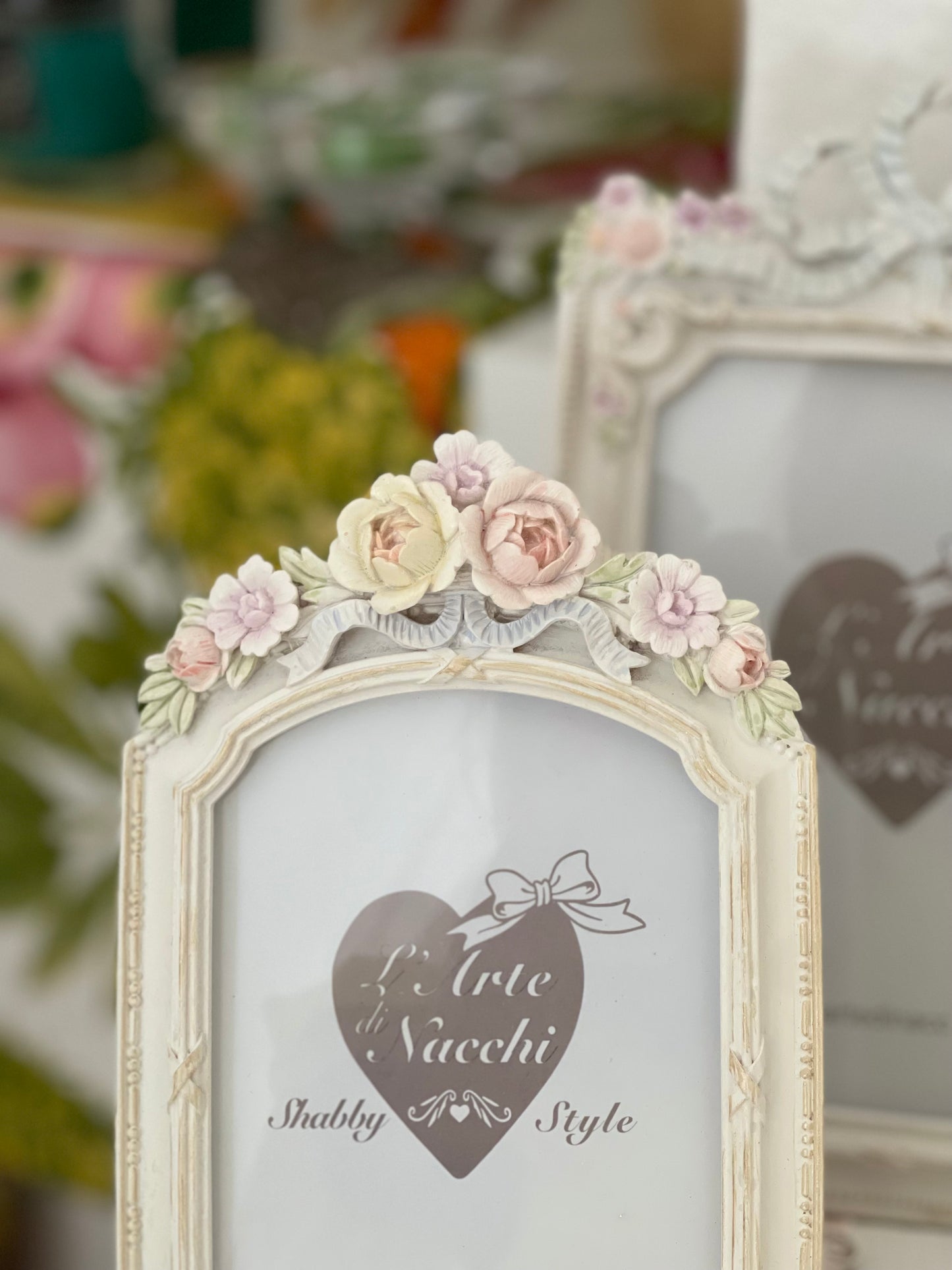 Portafoto Shabby Chic Avorio con Fiori Pastello in Rilievo | L'Arte di Nacchi