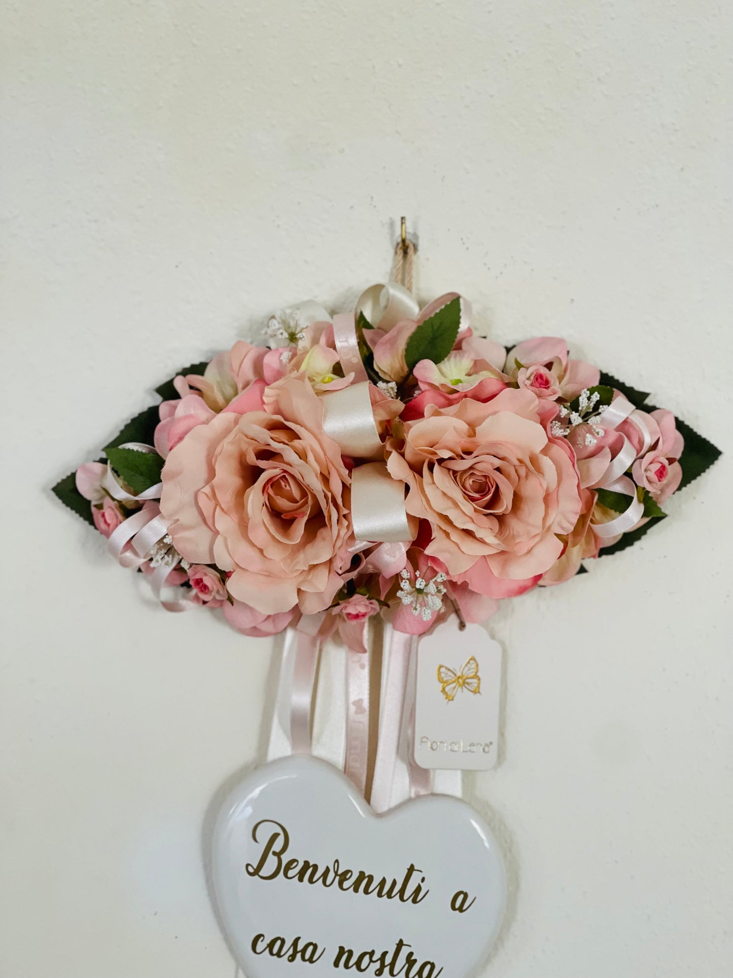 Fuoriporta floreale con cuore in ceramica “Benvenuti a casa nostra” | Fiori di Lena