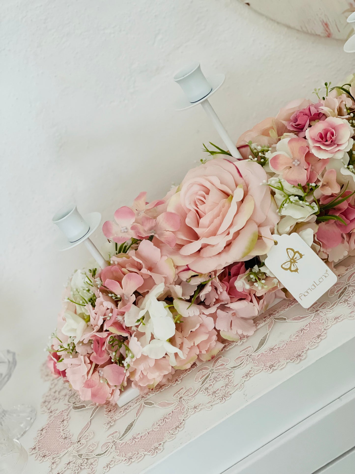 Centrotavola portacandele con fiori rosa e bianchi | Fiori di Lena,