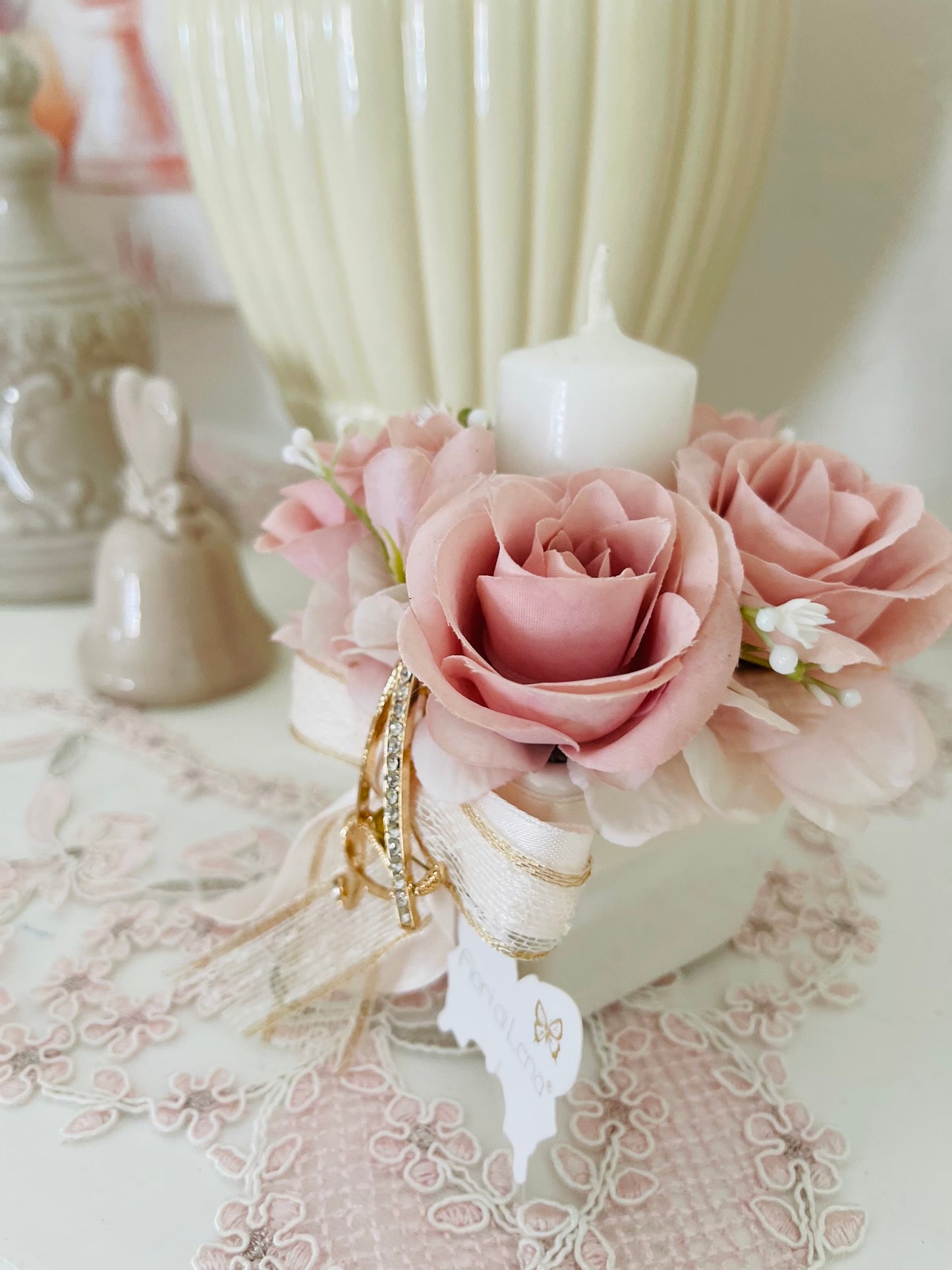 Candela decorativa con rose rosa e spilla lettera A rimovibile – Fiori di Lena