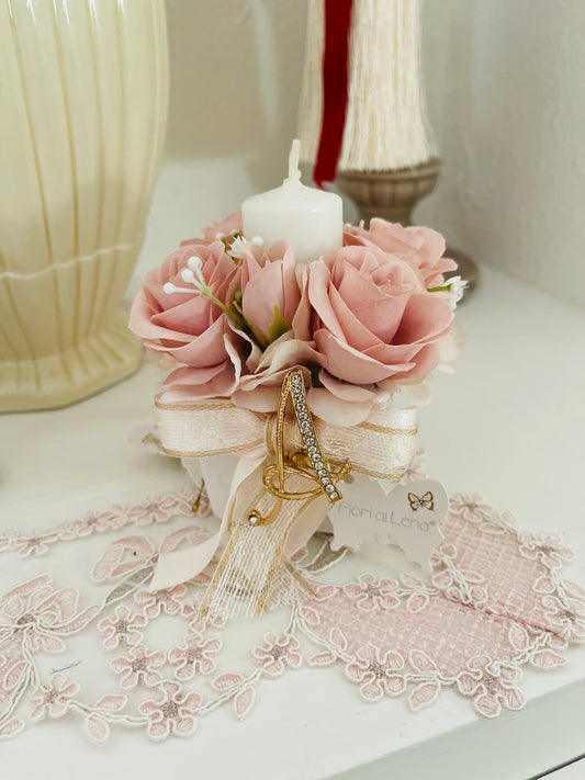 Candela decorativa con rose rosa e spilla lettera A rimovibile – Fiori di Lena