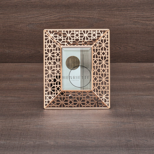 Cornice in metallo dorato di HENRIETTE
