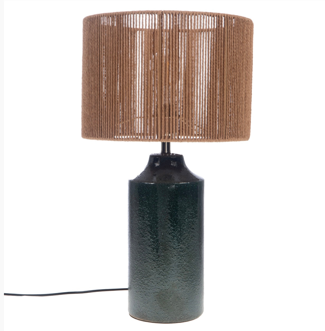 Lampada da tavolo con base in ceramica verde e paralume in rafia naturale