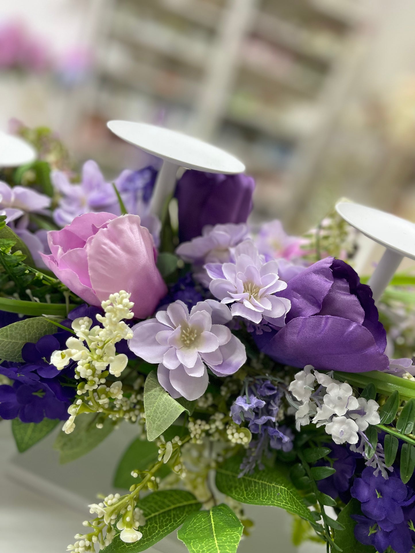 Candeliere in ferro 4 fiamme con lavanda e tulipani - Fiori di Lena