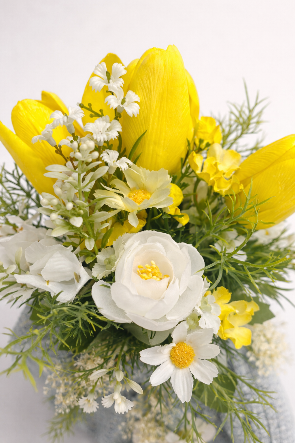 Sacchetto in paglia con tulipani gialli e fiori bianchi misti – Fiori di Lena