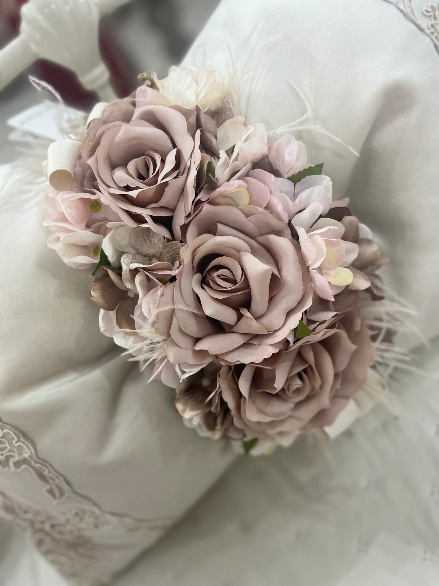 Cuscino arredo a fiocco in velluto nude con rose e pizzo | Fiori di Lena