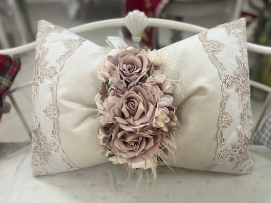 Cuscino arredo a fiocco in velluto nude con rose e pizzo | Fiori di Lena