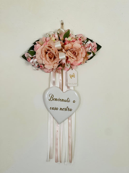 Fuoriporta floreale con cuore in ceramica “Benvenuti a casa nostra” | Fiori di Lena