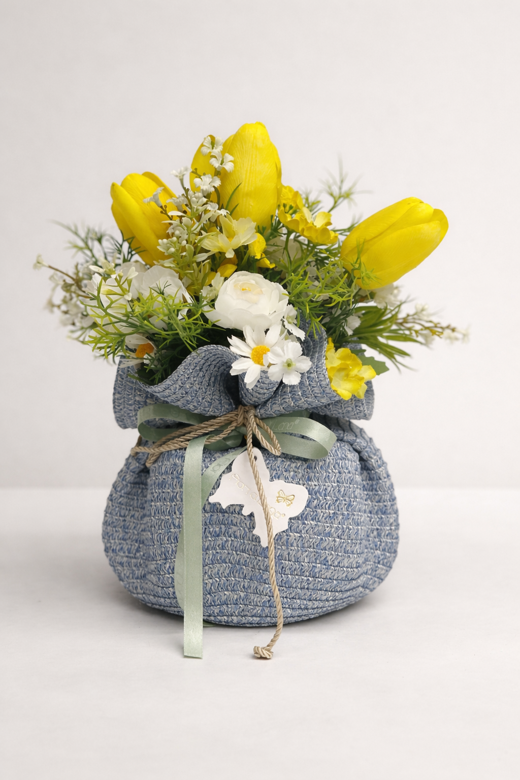 Sacchetto in paglia con tulipani gialli e fiori bianchi misti  – Fiori di Lena