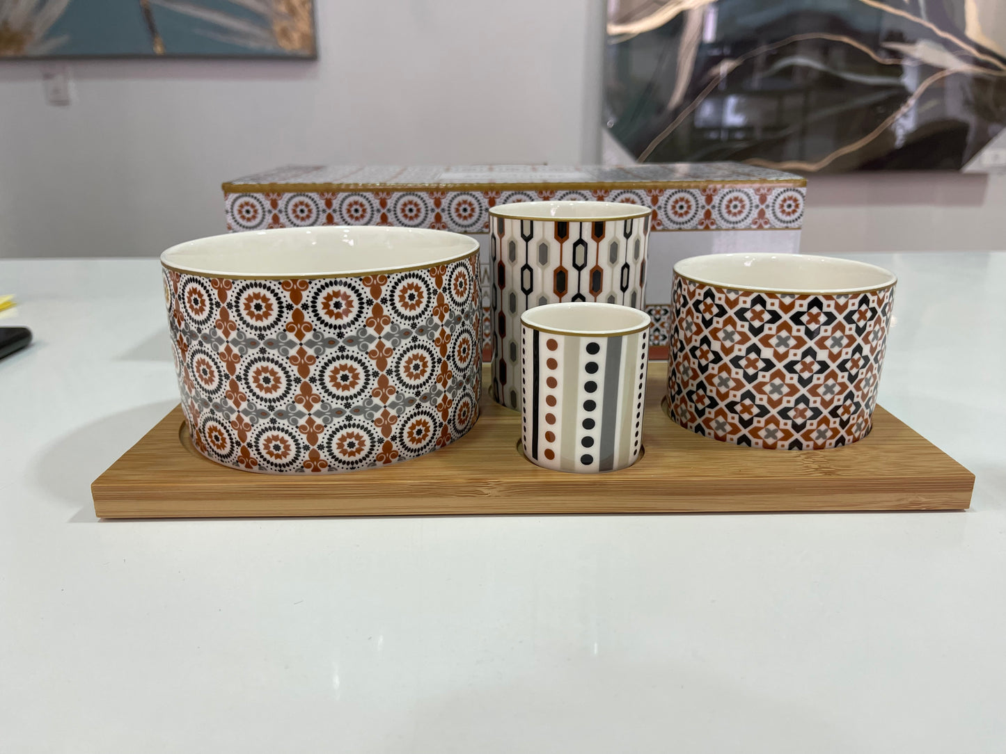 Set Aperitivo in Ceramica con Vassoio in Bamboo - Collezione Geoethnic di Easy Life