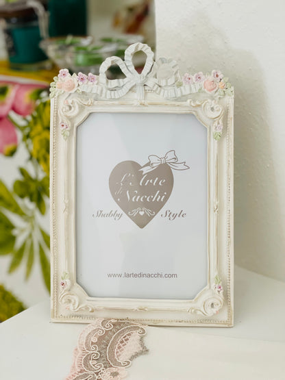 Portafoto shabby chic in resina con fiocco e fiori dipinti a mano  | L'Arte di Nacchi