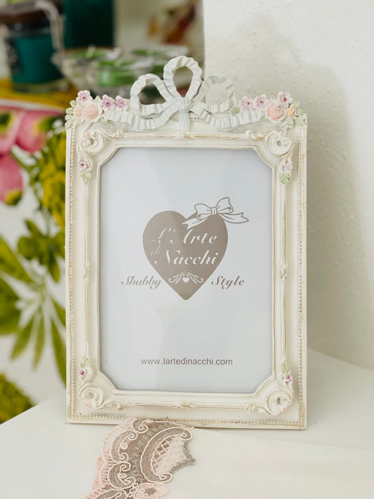 Portafoto shabby chic in resina con fiocco e fiori dipinti a mano  | L'Arte di Nacchi