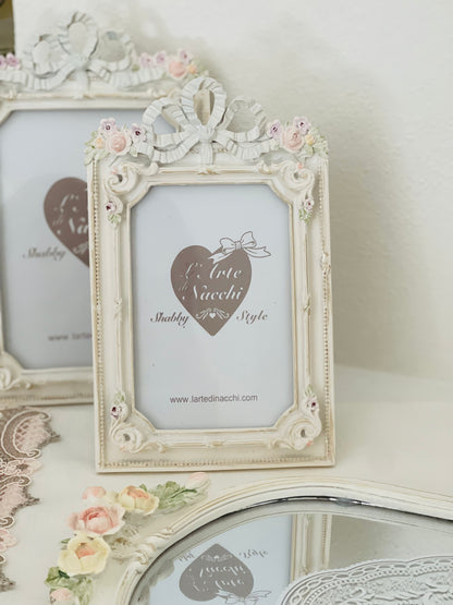 Portafoto shabby chic in resina con fiocco e fiori dipinti a mano  | L'Arte di Nacchi