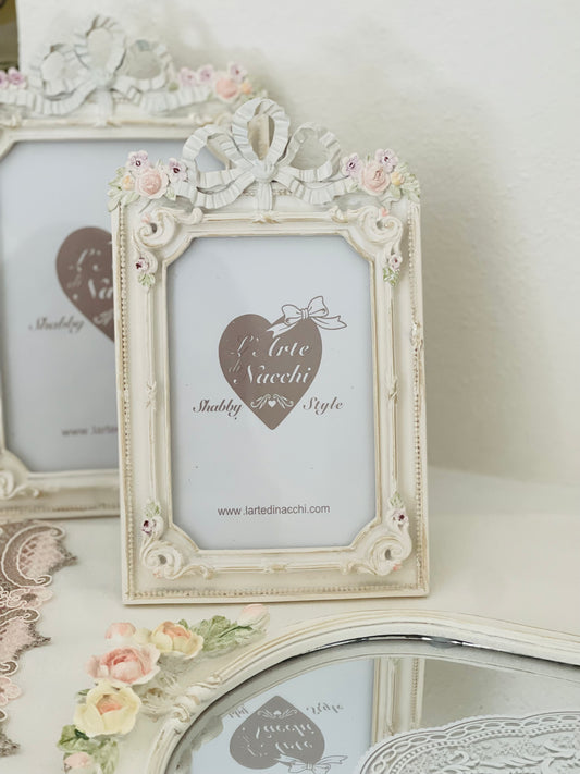 Portafoto shabby chic in resina con fiocco e fiori dipinti a mano  | L'Arte di Nacchi
