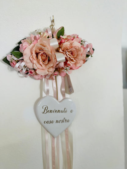 Fuoriporta floreale con cuore in ceramica “Benvenuti a casa nostra” | Fiori di Lena