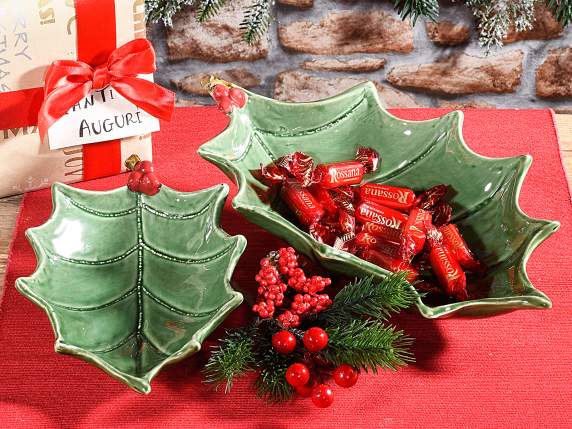 Piatto Decorativo Natalizio in Ceramica a Forma di Agrifoglio con Bacche