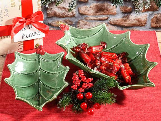 Piatto Decorativo Natalizio in Ceramica a Forma di Agrifoglio con Bacche