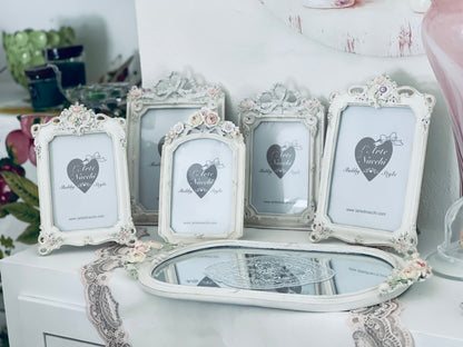Portafoto shabby chic in resina con fiocco e fiori dipinti a mano  | L'Arte di Nacchi
