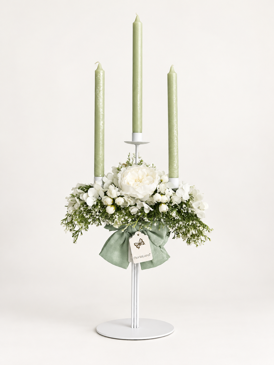 Candeliere a tre fiamme con fiori bianchi - Fiori di Lena