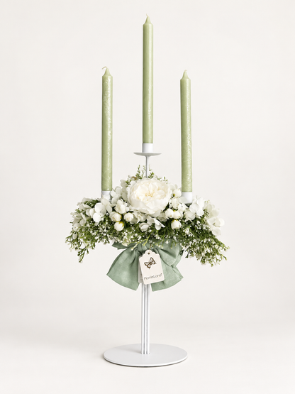 Candeliere a tre fiamme con fiori bianchi - Fiori di Lena