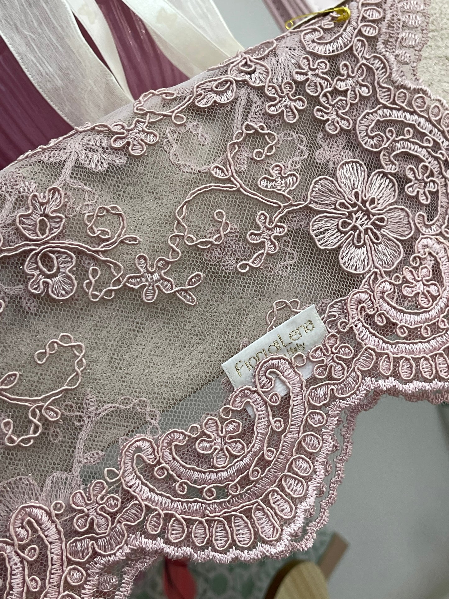 Fiori di Lena Runner in Pizzo colorato su Tulle 117x43 cm