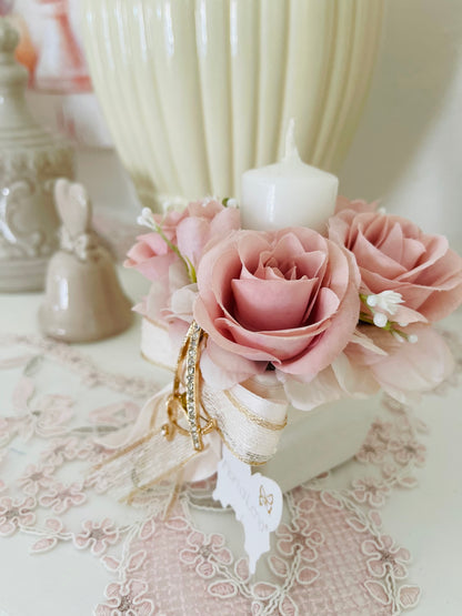 Candela decorativa con rose rosa e spilla lettera A rimovibile – Fiori di Lena