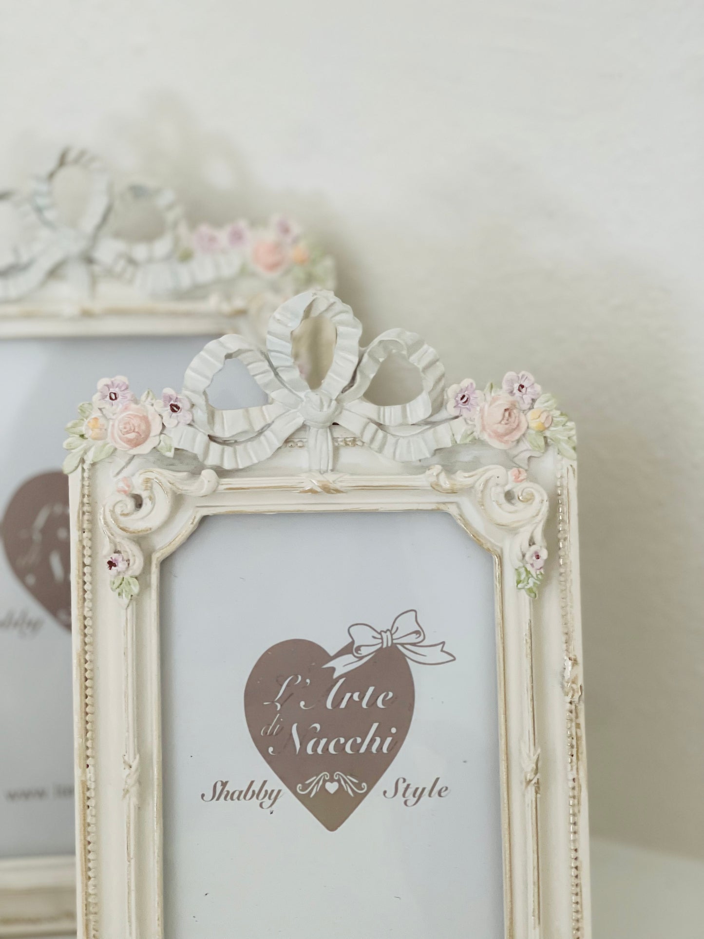Portafoto shabby chic in resina con fiocco e fiori dipinti a mano  | L'Arte di Nacchi