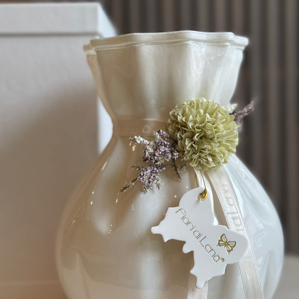 Fiori di Lena – Vasetto in vetro con dalia e nebbiolina h20 cm