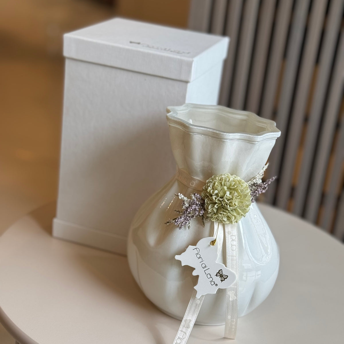 Fiori di Lena – Vasetto in vetro con dalia e nebbiolina h20 cm