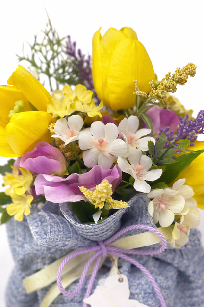 Sacchetto in paglia con tulipani gialli e fiori misti - Fiori di Lena
