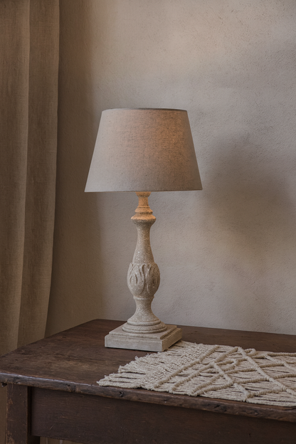 Lampada da Tavolo – Base in Legno Anticato con Paralume Beige | Blanc Mariclò
